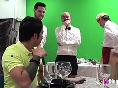 NaughtySasha dzika z trójką facetów i kelnerem w pełnym filmie