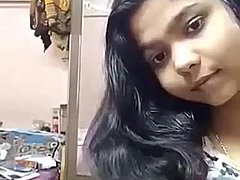 Seorang gadis berusia 18 tahun memamerkan tubuh dan payudaranya di depan kamera