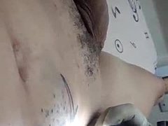 Dotada y tatuada: Kyky, una mujer trans dotada, se masturba en Curitiba