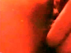 Amateurvideo van een meisje die een grote lul pijpt en neukt