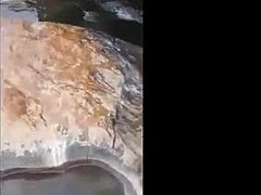 Le donne d'ebano con il culo grosso fanno una doppia penetrazione in piscina