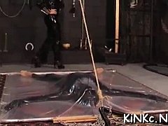 Femdom dominatrix își înfășoară sclavul în robie și îi torturează penisul