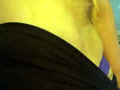 बस्टी वीडियो में बड़े स्तन और गांड वाली मिल्फ।