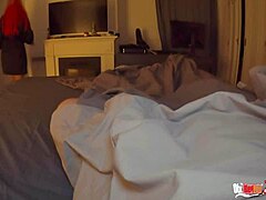एक स्टेपमम और स्टेपसन बेडरूम में एक वाइल्ड सेक्स सेशन करते हैं।