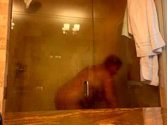 Mistress Danie menikmati mandi air panas di PCB