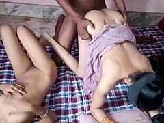 Mama vitregă indiană și fiica vitregă se răsfăț în lins de pulă și cunnilingus în hindi