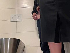 MILF berpunggung besar memberikan handjob dan membuat anda pancut di tandas awam