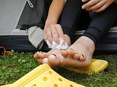 Video in HD di una mamma che si fa pulire dai piedi sporchi