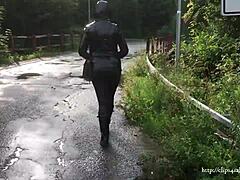 Leather clad bir anne parlak wellies yürüyüş alır