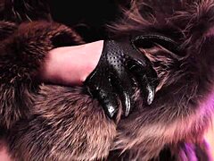 MILF domina con abrigo de piel y guantes de cuero en un video casero
