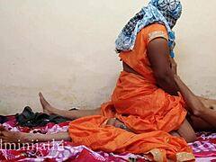 En tamilsk tante opplever en runde med sex på et herberge