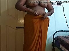 Η Ινδική Desi απατημένη γυναίκα αυνανίζεται με μεγάλα βυζιά και ξυρισμένο μουνί