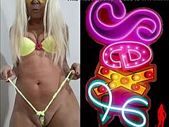 Зряла блондинка милф показва извивките си в еротично соло видео