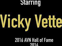 Vicky Vette ger ett hett fotjobb och avsugning, vilket leder till en rörig utlösning