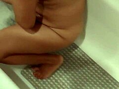 性欲旺盛的妈妈洗澡并展示她的毛茸茸的阴部