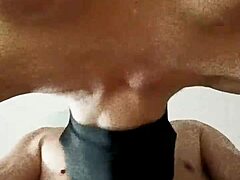 बड़े स्तन और मुखौटा वाली परिपक्व MILF BDSM वीडियो में लंड चूसती है