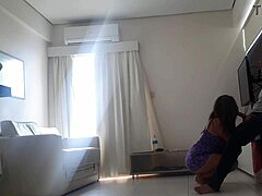 Una milf con un gran culo affronta un cazzo mostruoso