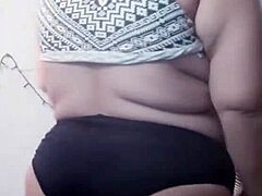 Une latina à gros seins devient coquine dans une vidéo HD