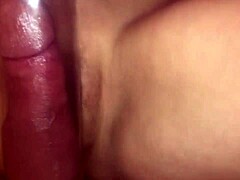 अमेचुर MILF POV में एक बड़े लंड पर सवार होती है।