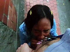Черна венецуелска проститутка се наслаждава да ми прави дълбоко гърло на публично място извън университета