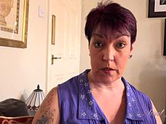 A madura sogra britânica Lauren fica safada e mostra seus peitos grandes