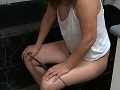 Wanita dewasa dicuci vaginanya yang berbulu setelah pipis dalam video voyeur