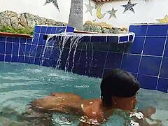 Casal indiano maduro e jovem brasileiro na piscina