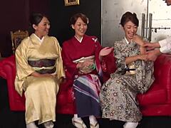 MILF- og cougar-mødre deltager i en kimono-klædt sexfest