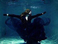 आर्या ग्रैंडर्स स्विमिंग पूल में पानी के अंदर आकर्षक प्रदर्शन करती हैं।