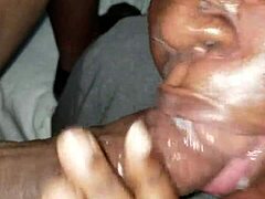 Video POV de una mamá negra siendo follada por la garganta por un tipo de gueto