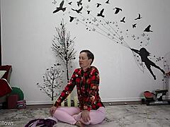 Mamma europea con un gran culo si fa porca nella lezione di yoga