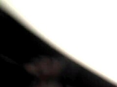 Una MILF matura affronta un cazzo mostruoso in un video HD. Non perdere questo video bollente!