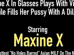 Asyalı MILF Maxine X, banyoda oyuncaklarla tek başına oyunun tadını çıkarıyor