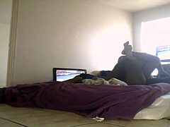 एबोनी मिल्फ़ एक नॉटी वीडियो में अपनी बड़ी गांड दिखाते हैं