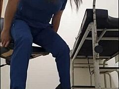 哥伦比亚护士在工作中沉迷于自制色情片,展示她湿润的阴道