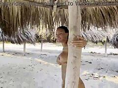 ब्रूनेट मिल्फ मोनिका फॉक्स सागर में और समुद्र तट पर अपने नग्न शरीर को दिखाती है।