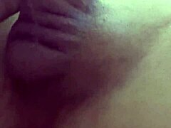 Rekaman dekat dari MILF pirang yang bermain anal dengan butt plug