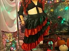 Mogen fru i Halloween-kostym blir stygg i cosplay-video