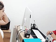 אמא ואני: סרטון ביתי זוגי שמציג זוג עם חזה גדול וילדה סקסית עם תחת גדול