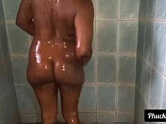 MILF skynder sig på toilettet for at få en tissepause efter intens stor sort pik sex - Phucknaija