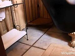 Vicky Vettes uživa v samostojni kopalnici z velikimi joški