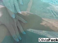 MILF Olivia se entrega a uma brincadeira solo subaquática