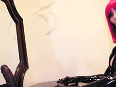 エヴァス・ラテックス・フェティッシュ: BDSMとフェティッシュのビデオで、熟年パフォーマーが出演しています。
