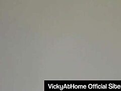 Una sessione di sesso orale appassionata di Vicky Vettes che porta a una sborrata sul viso del suo abbondante seno
