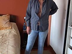Rijpe huishoudsters man masturbeert terwijl ik me uitkleed voor het werk