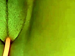 Jamajkańska MILF z dużymi wargami sromowymi masturbuje się na kamerze