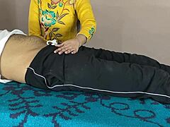 Le massage sensuel d'une tante indienne conduit à une intense léchage de bite et une gorge profonde