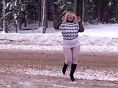 MILF rubia muestra sus atributos en la nieve