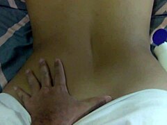 Reife Milf mit dickem Arsch genießt eine sinnliche Massage, die zu leidenschaftlichem Sex führt