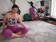 Aula de yoga de Aurora Willows: Uma jornada sensual com um instrutor maduro